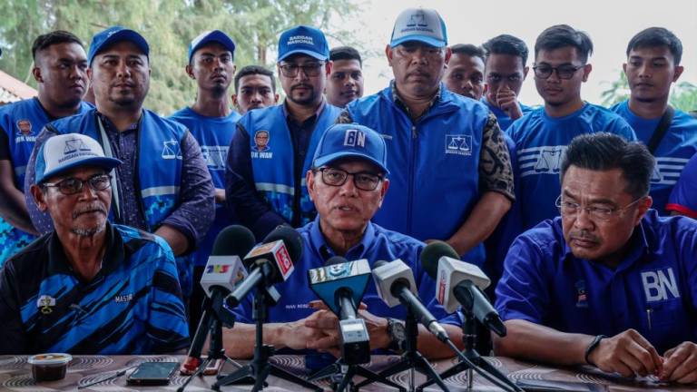 Menteri Besar Pahang Datuk Seri Wan Rosdy Wan Ismail mengadakan sidang media ketika hadir pada Program Santai Petang bersama penduduk Kampung Jawa sempena Pilihan Raya Umum ke-15 (PRU15) Dewan Undangan Negeri (DUN) N.42 Tioman pada Dis 4 2022. - BERNAMA