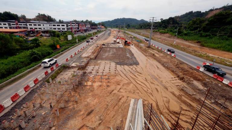 KOTA KINABALU, 20 Ogos — Lebuhraya Pan Borneo Sabah pakej kerja 4 dari Bongawan ke Papar yang kini masih dalam pembinaan. fotoBERNAMA