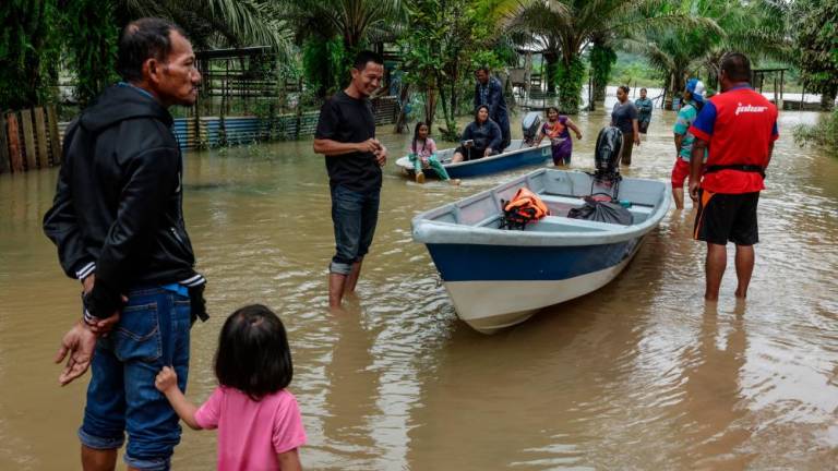 MERSING, 29 Jan -- Penduduk Kampung Jamari meredah banjir selepas kampung mereka dinaiki air semula ekoran hujan berterusan sejak malam semalam. fotoBERNAMA