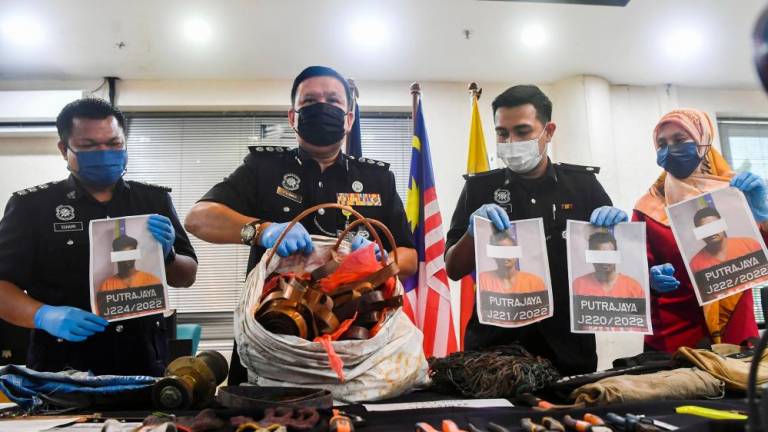 PUTRAJAYA, May 18 - Putrajaya District Police Chief, ACP A. Asmadi Abdul Aziz (second, left) with police officers show the copper wire of the earth cable and other booty as well as the face of the suspect in the cable theft case in Putrajaya at the press conference on the successful arrest of the case in Putrajaya District Police Headquarters today. BERNAMAPIX