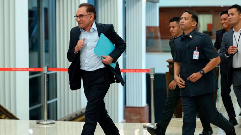 KUALA LUMPUR, 28 Mac -- Perdana Menteri Datuk Seri Anwar Ibrahim (kiri), yang juga Menteri Kewangan bergegas hadir ke Mesyuarat Pertama Penggal Kedua Parlimen ke-15 di Bangunan Parlimen hari ini/fotoBERNAMA