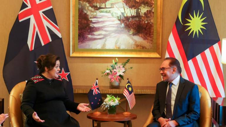 Perdana Menteri Datuk Seri Anwar Ibrahim (kanan) melakukan kunjungan hormat kepada Gabenor Jeneral New Zealand Dame Cindy Kiro di sini, hari ini/BERNAMAPix
