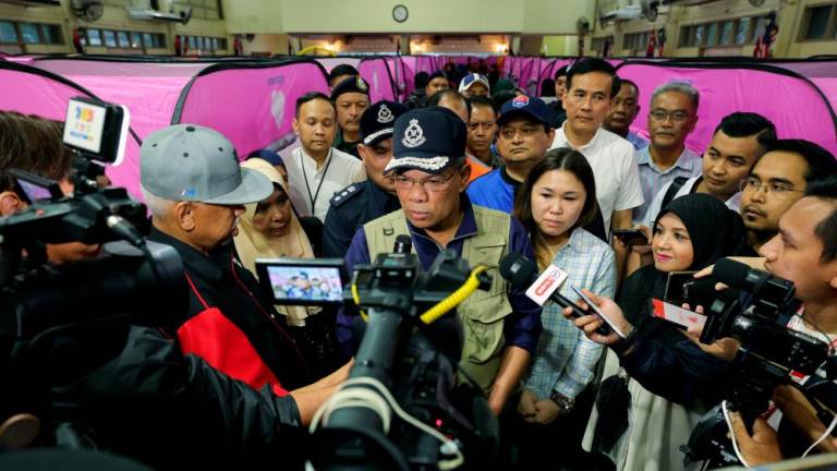 KLUANG, 3 Mac -- Menteri Dalam Negeri Datuk Seri Saifuddin Nasution Ismail (tengah) ketika ditemui pengamal media pada lawatan di Pusat Pemindahan Sementara (PPS) Dewan Orang Ramai Kampung Melayu hari ini. fotoBERNAMA
