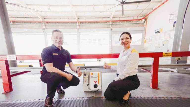 Neo (left) and Shell Fleet Solutions Asia general manager Veethara Trakulboon