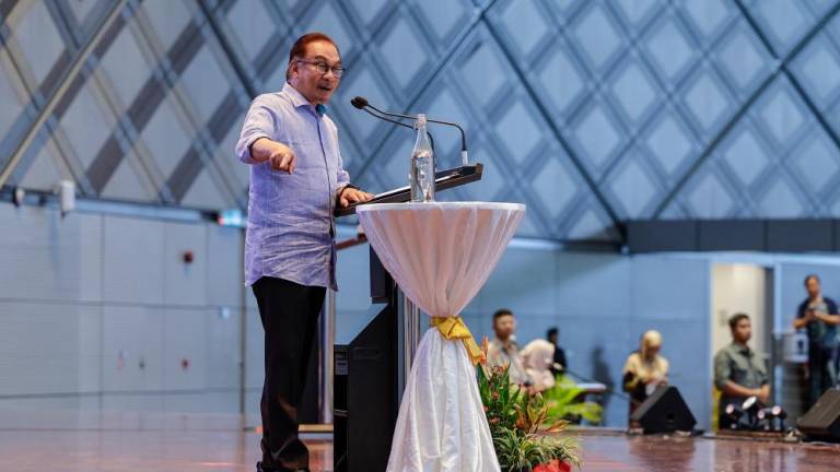 Perdana Menteri, Datuk Seri Anwar Ibrahim ketika berucap pada Majlis Ramah Mesra Madani Bersama Perdana Menteri di Universiti Teknologi Petronas, Seri Islandar pada Okt 1 2023. - fotoBERNAMA