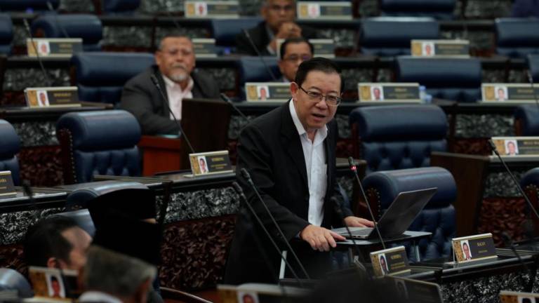KUALA LUMPUR, 13 Sept -- Ahli Parlimen Bagan Lim Guan Eng bercakap pada perbahasan usul Kajian Separuh Penggal (KSP) Rancangan Malaysia Ke-12 (RMK12) di Persidangan Dewan Rakyat hari ini. - fotoBERNAMA