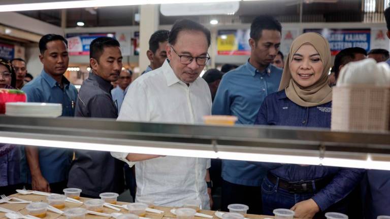 KUALA LUMPUR, 3 Jun -- Perdana Menteri Datuk Seri Anwar Ibrahim melihat pelbagai juadah makanan di medan selera pada majlis perasmian D’Anjung Selera Madani Jalan Jujur, Bandar Tun Razak hari ini. fotoBERNAMA