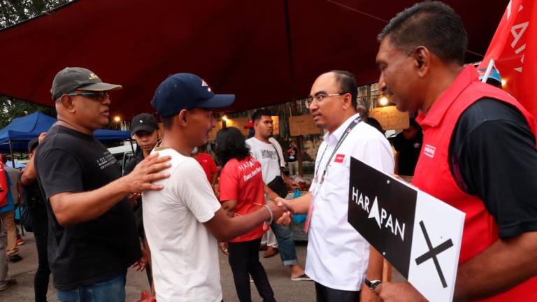 KULIM, Nov 26 -- Pakatan Harapan candidate Muhammad Sofee Razak (second, right) met with the local community during a campaign in conjunction with the 15th General Election for the Padang Serai Parliament at Taman Selasih today. BERNAMAPIX