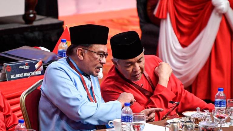 KUALA LUMPUR, 9 Jun -- Perdana Menteri Datuk Seri Anwar Ibrahim (kiri) berbincang bersama Presiden UMNO Datuk Seri Dr Ahmad Zahid Hamidi (kanan) pada Perhimpunan Agung UMNO 2023 di Dewan Merdeka, Pusat Dagangan Dunia Kuala Lumpur hari ini. fotoBERNAMA