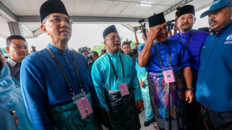 Candidate P098 Gombak, Datuk Amirudin Shari (PH) with Datuk Seri Azmin Ali and Datuk Megat Zulkarnain Omardin (BN) (three from the right) at the Candidate Nomination Center in conjunction with the 15th general election at SMK Sungai Pusu Hall. Hafiz Sohaimi/theSun