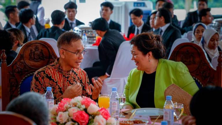The Governor-General of New Zealand, Dame Cindy Kiro having a lights moment with the founder of Kolej Yayasan Saad (KYS) Tan Sri Halim Saad during a visit to KYS in Ayer Keroh/BERNAMAPix
