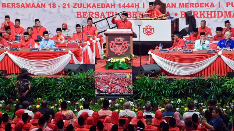 KUALA LUMPUR, 9 Jun -- Presiden UMNO Datuk Seri Dr Ahmad Zahid Hamidi menyampaikan ucapan dasar presiden sambil diperhatikan Perdana Menteri Datuk Seri Anwar Ibrahim pada Perhimpunan Agung UMNO 2023 di Pusat Dagangan Dunia (WTC) Kuala Lumpur, hari ini. fotoBERNAMA