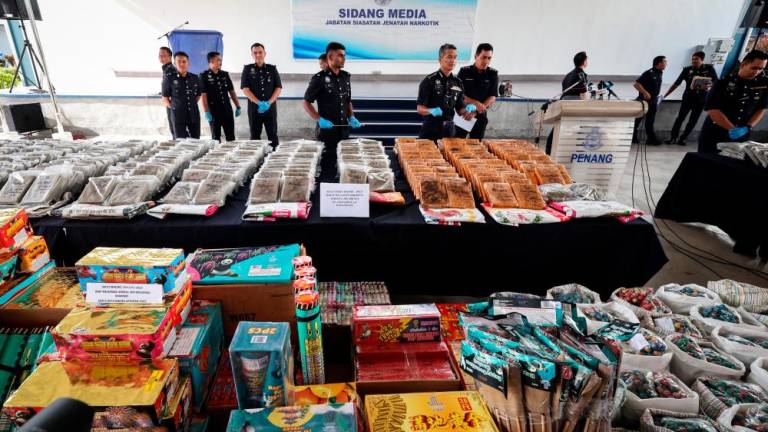GEORGE TOWN, 23 Jan -- Ketua Polis Pulau Pinang Datuk Mohd Shuhaily Mohd Zain (enam, kiri) bersama pegawainya menunjukkan dadah jenis ganja seberat 840.729 kilogram (kg) bernilai RM2.1 juta yang dirampas dalam empat serbuan di daerah Timur Laut dan Barat Daya pada 18 dan 19 Januari lepas ketika mengadakan sidang media di Ibu Pejabat Polis Kontinjen Negeri hari ini.-- fotoBERNAMA