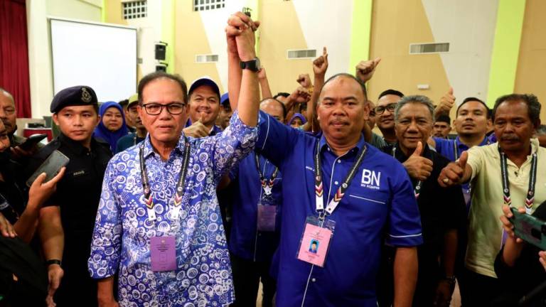 Menteri Besar Pahang Datuk Seri Wan Rosdy Wan Ismail meraikan kemenangan Calon Barisan Nasional (BN) Dewan Undangan Negeri (DUN) N.42 Tioman Datuk Seri Mohd Johari/fotoBERNAMA