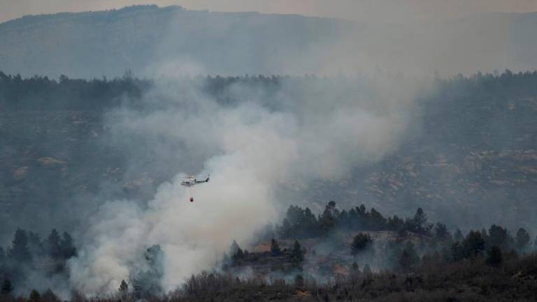 A helicopter drops water on a wildfire in San Agustin, Spain, March 24, 2023/REUTERSPix