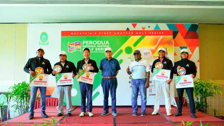 Perodua chairman Tan Sri Asmat Kamaludin (fourth from left) and WAGC chairman Isac Saminathan (fifth from left) with the winners from Malacca.
