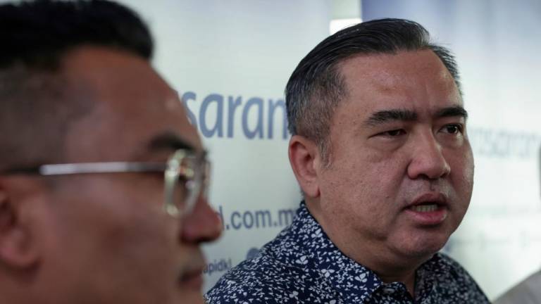 Menteri Pengangkutan Anthony Loke ketika sidang media mengenai pengoperasian tren baharu laluan LRT Kelana Jaya pada Sept 14. -fotoBERNAMA