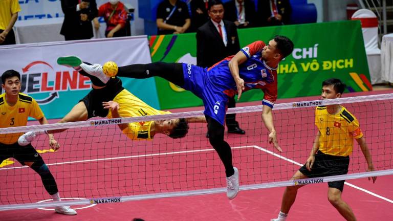 HANOI, May 17-National sepak takraw player Muhammad Afifuddin Razali made an block against the Vietnamese team in the group stage match between the men’s sepak takraw squad at the 31st SEA Games at the Hoang Mai Sports Center today. BERNAMAPIX