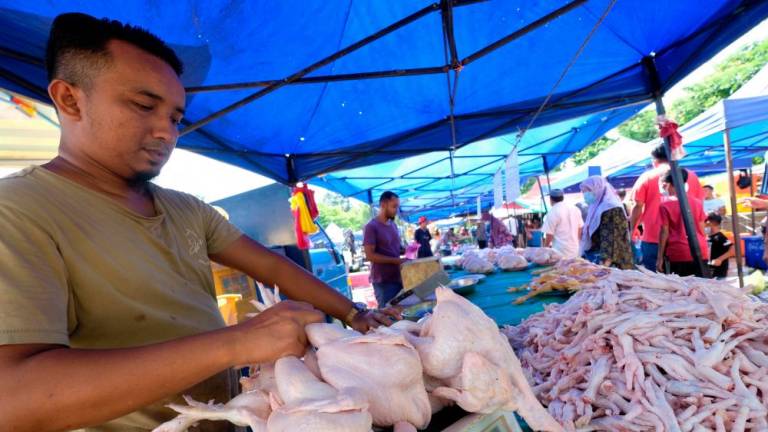 BALING, July 1 - Most traders sell chicken at the RM9.40 coin price set at the time