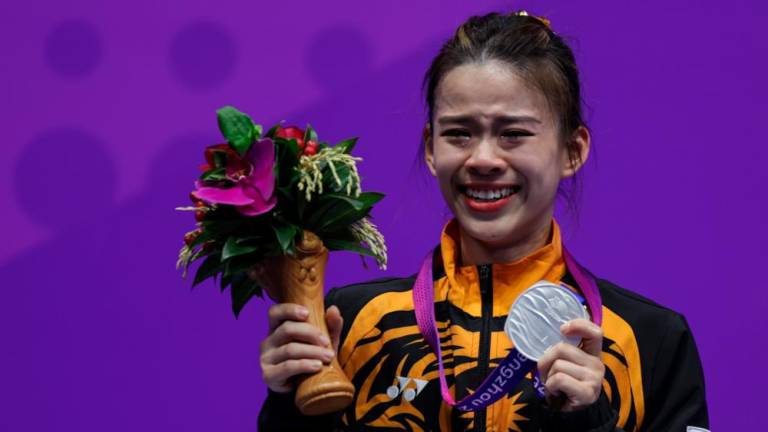 HANGZHOU, 26 Sept -- Atlet Wushu Kebangsaan Tan Cheong Min menahan sebak selepas memenangi pingat Perak pada acara akhir Nanquan dan Nandao Wanita di pusat sukan Xiaoshan Guali semalam. fotoBERNAMA