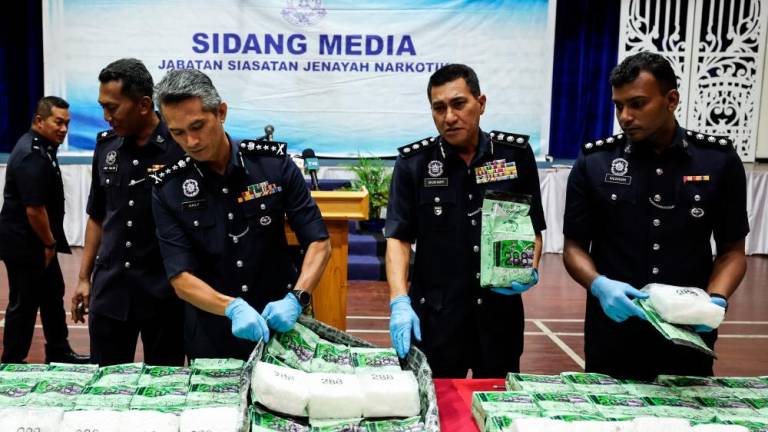 GEORGE TOWN, March 31 -- Penang Police Chief Datuk Mohd Shuhaily Mohd Zain (third, right) with his officers showing off the loot during a press conference at the Marine Police Force Headquarters Region One, Batu Uban today. BERNAMAPIX