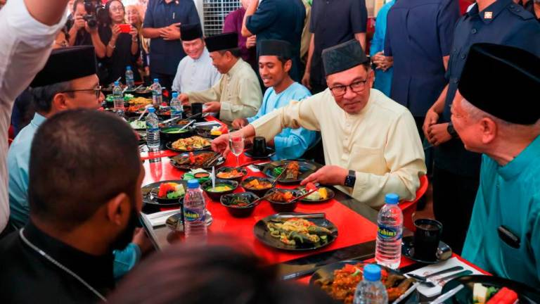 BANGI, March 17 -- Prime Minister Datuk Seri Anwar Ibrahim (second, right) spent time enjoying lunch with more than 150 students of Universiti Kebangsaan Malaysia (UKM) Bangi at Randau Rasa Cafeteria, UKM today. BERNAMAPIX