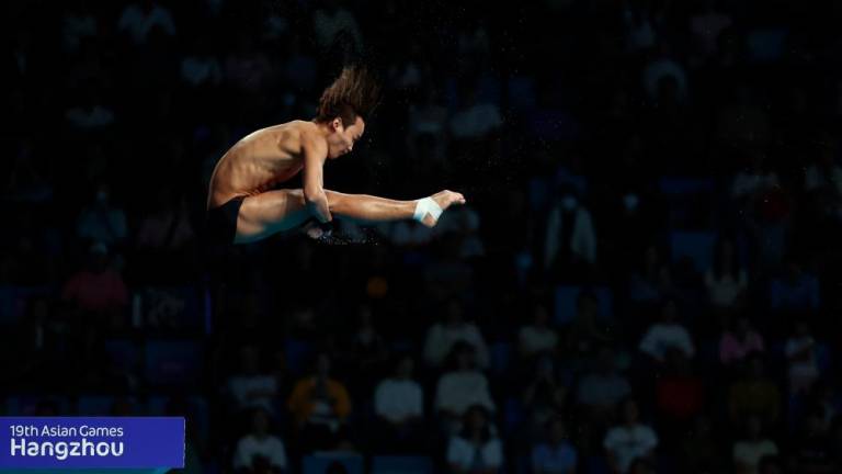Atlet Terjun Negara, Bertrand Rhodict Lises beraksi pada pusingan akhir acara terjun 10 Meter platform pada Sukan Asia Hangzhou 2022 di pusat sukan akuatik Olimpik Hangzhou pada Okt 4 2023. - fotoBERNAMA