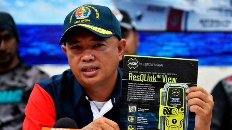 Pengarah Agensi Penguatkuasaan Maritim Malaysia (APMM) Terengganu Kepten Maritim Muhammad Suffi Mohd Ramli pada sidang media selepas meninjau sepuluh pemancing yang terselamat tiba di Jeti APMM Kuala Terengganu hari ini. BERNAMApix
