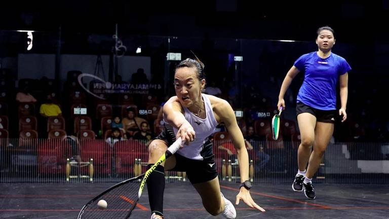KUALA LUMPUR, Nov 22 -- National athlete Chan Yiwen (right) faces compatriot Low Wee Wern (left) at the 2022 Malaysian Open Squash Championship at the National Squash Centre, Bukit Jalil today. BERNAMAPIX