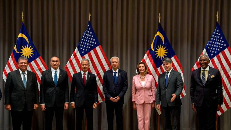KUALA LUMPUR, 2 Ogos -- Perdana Menteri Datuk Seri Ismail Sabri Yaakob (tengah) bersama Speaker Dewan Perwakilan Amerika Syarikat Nancy Pelosi (tiga, kanan) dan para delegasi ketika hadir pada Majlis Makan Tengah Hari di sebuah hotel hari ini. fotoBERNAMA