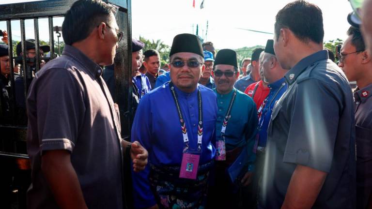 BENTONG, Sept 23 -- Barisan Nasional (BN) candidate Datuk Amizar Abu Adam arrived at the nomination center for the by-election (PRK) of the Pelangai State Legislative Assembly (DUN) at the Felda Kemasul Community Hall, today. BERNAMAPIX