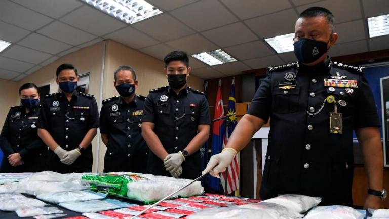 JOHOR BAHRU, 11 Ogos -- Ketua Polis Johor Datuk Kamarul Zaman Mamat (kanan) menunjukkan dadah yang dirampas dalam tiga serbuan yang bernilai RM1.1 juta pada 9 Ogos lalu di sekitar Johor Bahru, Iskandar Puteri dan Pekan Nenas, ketika mengadakan sidang media di Ibu Pejabat Polis Kontinjen Johor hari ini. fotoBERNAMA