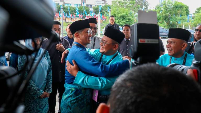 Candidate P098 Gombak, Datuk Amirudin Shari (PH) and Datuk Seri Azmin Ali hugs at the Candidate Nomination Center in conjunction with the 15th general election at Sungai Pusu SMK Hall at 8.30am accompanied by hundreds of supporters. Hafiz Sohaimi/theSun