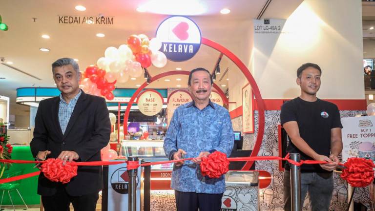 Tan (centre) flanked by Quays (left) and Azlan at the opening of Kelava’s first physical store in Malaysia at Berjaya Times Square. – ALL PIX BY AMIRUL SYAFIQ MOHD DIN/THESUN