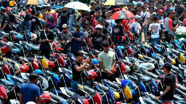 KUALA NERUS, 13 Ogos -- Kira-kira 40,000 golongan yang menggemari Motosikal jenis RXZ hadir pada Program RXZ ‘Members’ 4.0 2022 di Litar Permotoran Terengganu, Kompleks Sukan Negeri Gong Badak hari ini.