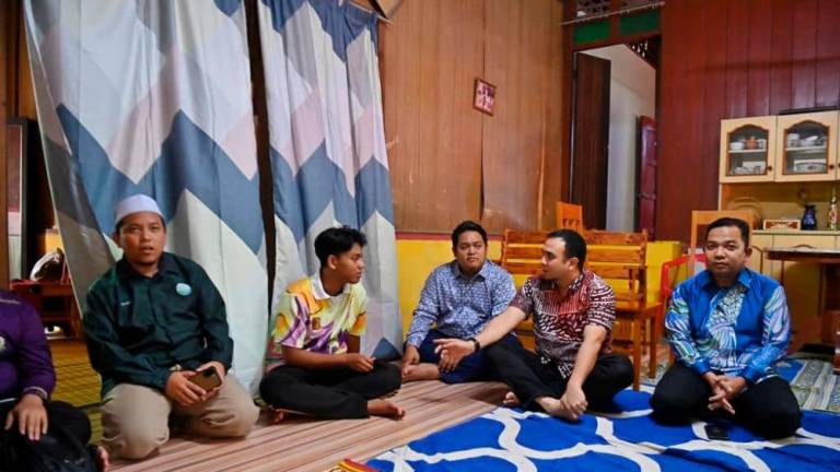 Anwar, in a Facebook post, said that the donation to Abdul Rahman, 19, was handed over by his political secretary Ahmad Farhan Fauzi yesterday, to ease the burden faced by the youth. Pix credit: Facebook/Anwar Ibrahim