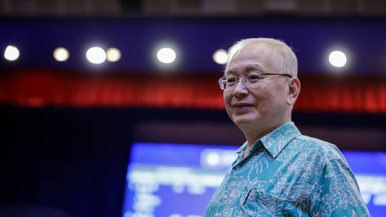 Datuk Seri Ir Dr Wee Ka Siong berjaya mempertahankan jawatan Presiden MCA selepas keputusan rasmi pemilihan ahli jawatankuasa parti yang diumumkan Setiausaha Agung MCA Datuk Chong Sin Woon tengah pada Sept 24 2023. - fotoBERNAMA