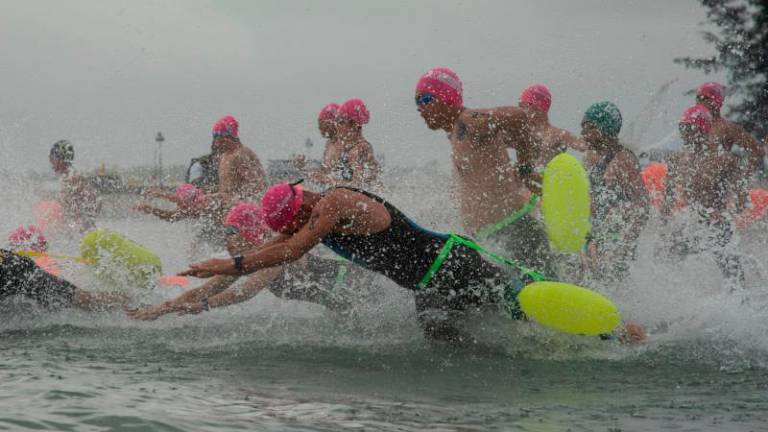 Labuan Corporation chief executive officer Rithuan Ismail says the sky was cloudy this morning, but the air hovered at extremely hot temperatures, and the wind ranged between five and eight kilometres per hour when the cross channel swim was flagged off//Bernamapix