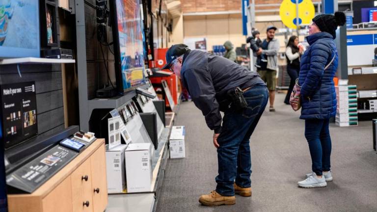 The weakening trend in US consumer confidence foreshadows a recession which will likely happen in the coming year, says an economist. – Reuterspic