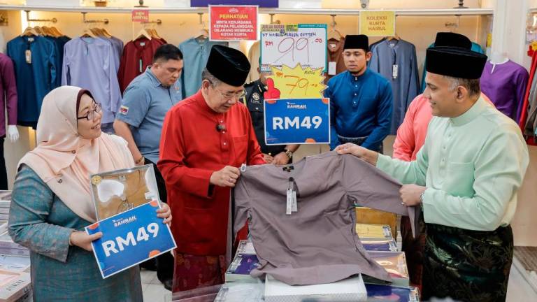 KUALA LUMPUR, March 22 -- Minister of Domestic Trade and Cost of Living Datuk Seri Salahuddin Ayub with his Deputy Fuziah Salleh (left) looking at the Rahmah Sale price cut at the Launching Ceremony of the Rahmah Sale Program with Jakel at Wisma Jakel today. BERNAMAPIX