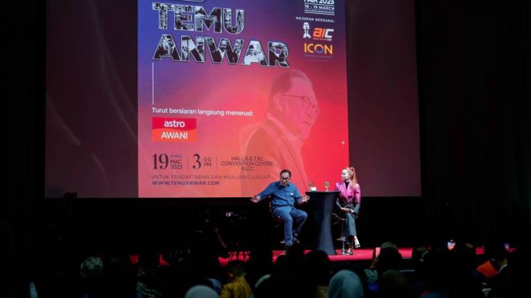 KUALA LUMPUR, 19 Mac -- Perdana Menteri Datuk Seri Anwar Ibrahim bercakap pada Dialog Anak Muda Temu Anwar sempena Pameran Memperkasa Belia 2023 di Pusat Konvensyen Kuala Lumpur (KLCC) hari ini. - fotoBERNAMA
