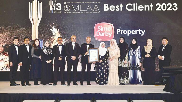 Azmir and other senior management of Sime Darby Property with the coveted Best Client award at the recent Malaysia Landscape Architecture Awards 2022.