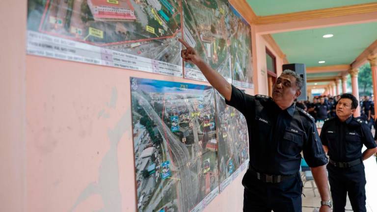 Ketua Polis Daerah Gombak Asisten Komisioner Zainal Mohamed Mohamed menunjukkan peta lokasi ketika sidang media mengenai Perayaan Thaipusam di Dewan Martek Batu Caves hari ini.fotoBERNAMA