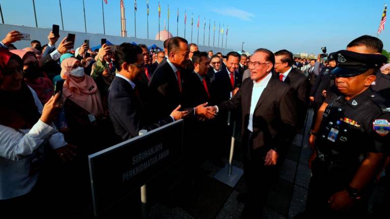 PUTRAJAYA, 29 Nov -- Perdana Menteri Datuk Seri Anwar Ibrahim (dua,kanan) beramah mesra bersama penjawat awam pada Majlis Perjumpaan Perdana Menteri Bersama Warga Jabatan Perdana Menteri (JPM) bagi bulan November 2022 di Dataran Perdana Putra, Bangunan Perdana Putra hari ini. fotoBERNAMA