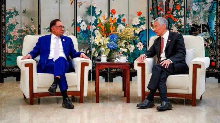 HAINAN (China), 30 Mac -- Perdana Menteri Datuk Seri Anwar Ibrahim (kiri) mengadakan pertemuan dua hala dengan Perdana Menteri Singapura Lee Hsien Loong sebelum menyampaikan ucapan di Forum Boao bagi Persidangan Tahunan Asia (BFA 2023) hari ini. fotoBERNAMA