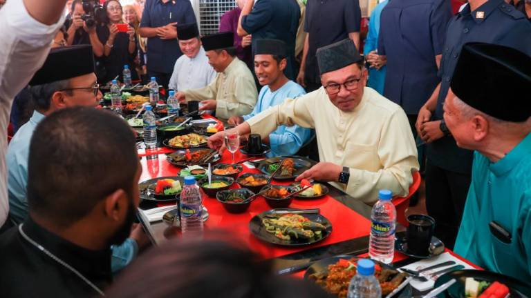 BANGI, 17 Mac -- Perdana Menteri Datuk Seri Anwar Ibrahim (dua, kanan) meluangkan masa menikmati makanan tengah hari bersama lebih 150 mahasiswa Universiti Kebangsaan Malaysia (UKM) Bangi di Kafeteria Randau Rasa, UKM hari ini.fotoBERNAMA