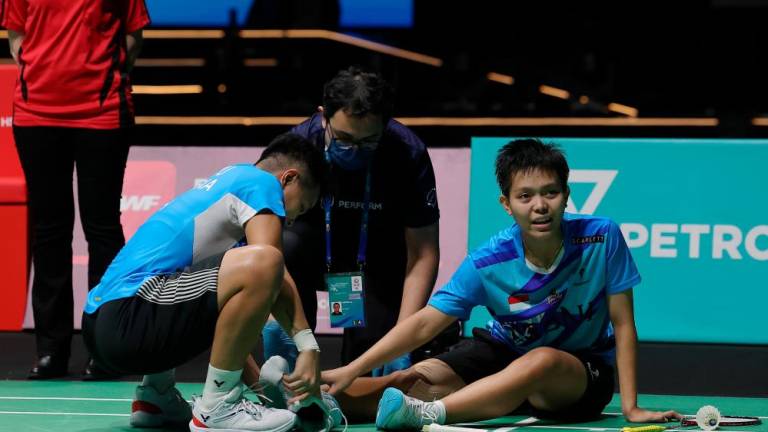 KUALA LUMPUR, Jan 14 -- Indonesian women’s doubles player Apriyani Rahayu had to withdraw in the second set after her partner Siti Fadia Silva Ramadhanti was injured while playing against Chinese players Chen Qing Chen and Jia Yi Fan in the semi-finals of the 2023 Malaysia Open Petronas Badminton Championships at the Axiata Arena. Bukit Jalil, today. BERNAMAPIX