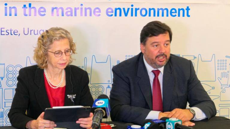 Andersen (left) and Uruguay’s Minister of Environment Adrian Peña during a press conference in Punta del Este on Monday. – AFP[ic