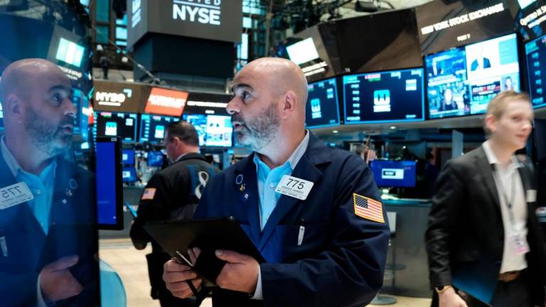 Traders working on the floor of the New York Stock Exchange. A report by Janus Henderson Investors says that despite global concerns about soaring inflation and the war in Ukraine, 94% of multinationals increased or maintained their dividends, – AFPpix