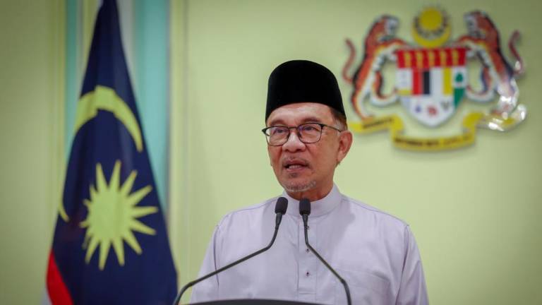 PUTRAJAYA, 25 Nov -- Perdana Menteri Datuk Seri Anwar Ibrahim ketika sidang media pada hari pertamanya memasuki Pejabat Perdana Menteri di Perdana Putra hari ini.fotoBERNAMA